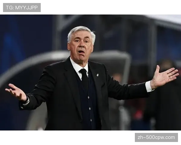 场边镜头：安切洛蒂频繁看表，疑在计算球队每次转换平均用时